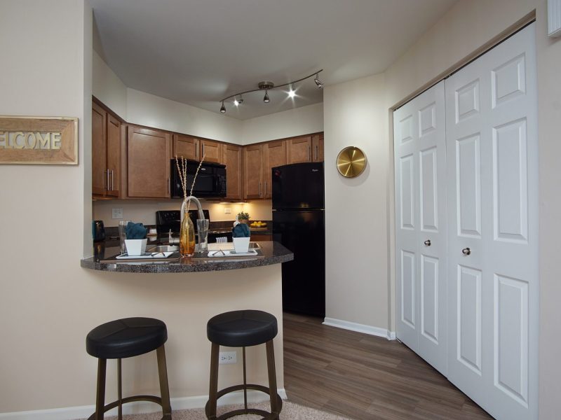 This image exhibits the breakfast bar near the kitchen island, a convenient spot for an ideal morning meal.