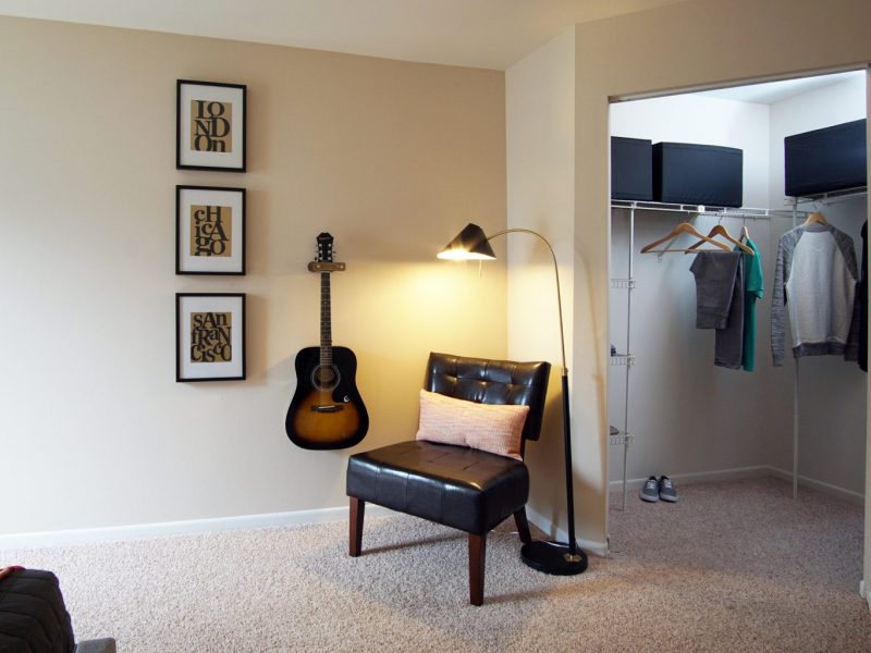 This image shows the Premium Apartment Feature, particularly the ideal walk-in closet and seat for leisure time.